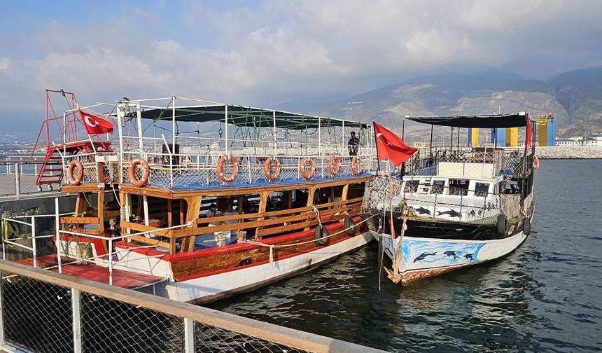 Deprem sonrası teknesini bağlayacak yer dahi bulamayan kaptan, şimdi İskenderun'da vatandaşları denizle buluşturuyor