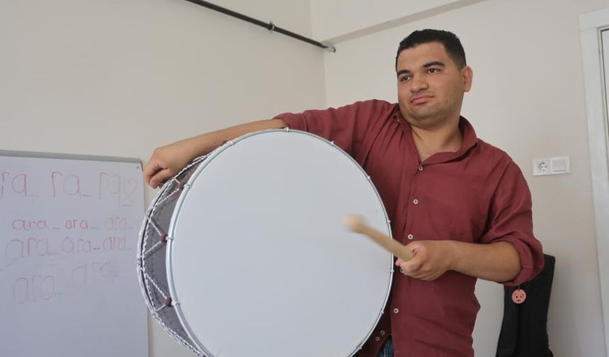 Profesörün "Okuma, yazma öğrenemez" dediği otizmli Ertuğrul, konservatuardan mezun oldu