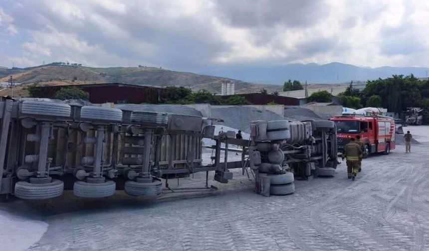 Arsuz'da devrilen kamyonun sürücüsü yaralandI