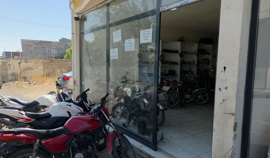 Motosiklet tamir ustası, tamirhanede yarış muhabbetini ve küfrü cama astığı yazıyla yasakladı