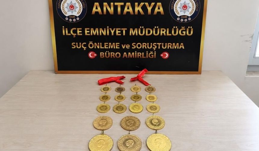 Yola bulduğu altın dolu keseyi alan kadın yakalandı