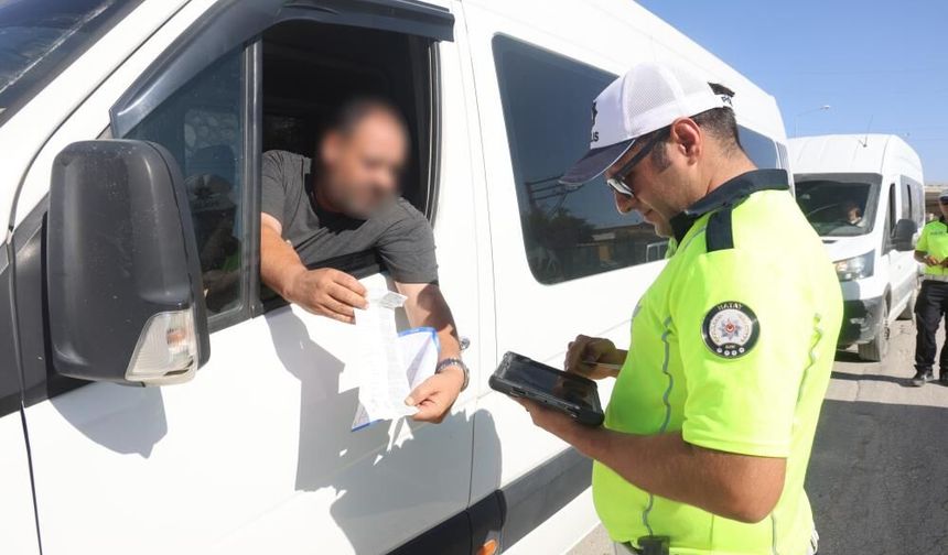 Serviste ayakta öğrenci taşıyan sürücülere ceza uygulandı