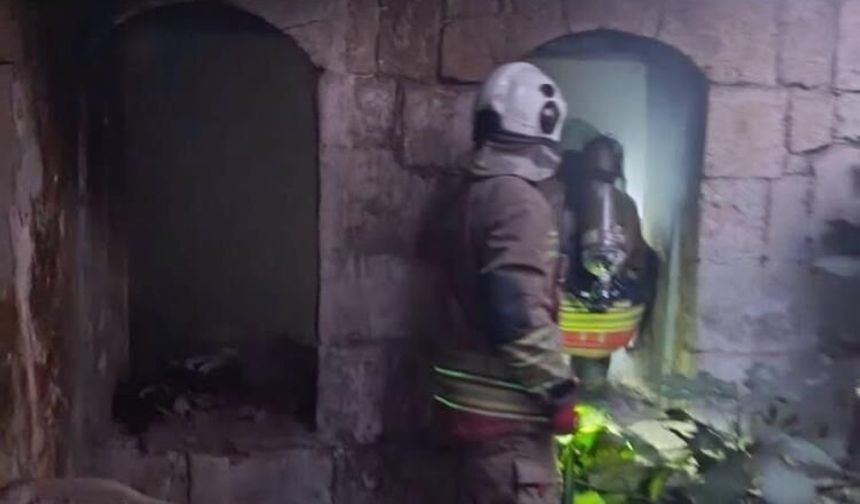 Antakya’da metruk binada yangın çıktı