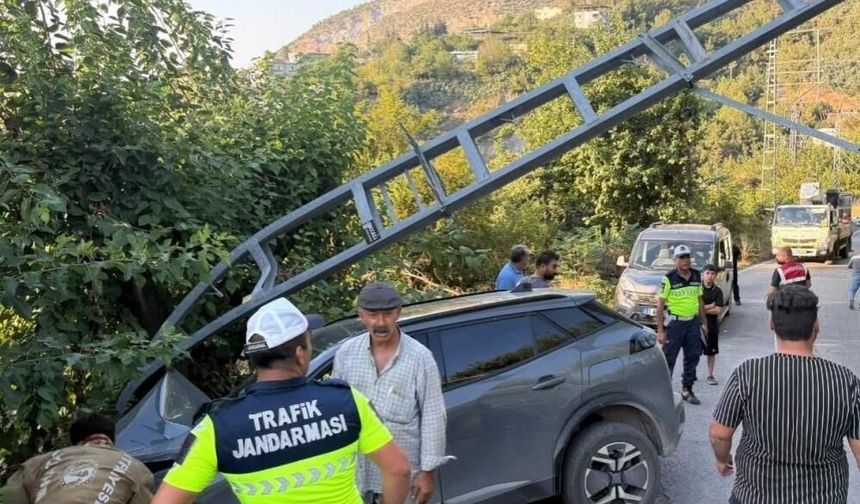 İskenderun’da elektrik direğine çarpan otomobilin sürücüsü yaralandı