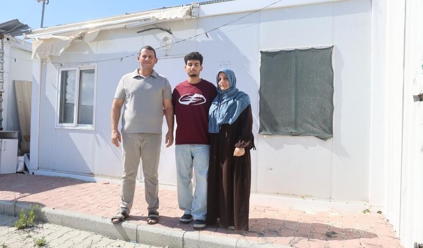 Konteynerde ders çalışarak tıp fakültesini kazanan depremzede Hasan’ın hayali gerçeğe döndü