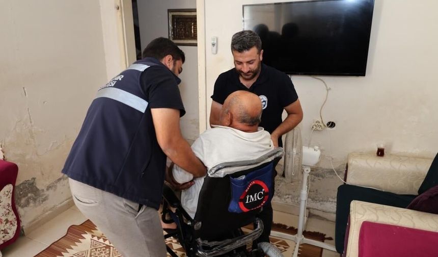 Reyhanlı’da yaşayan engelli vatandaşa akülü tekerlekli sandalye desteği