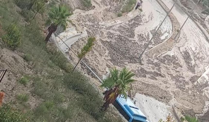 Göle dönen yollar sürücüleri zorladı