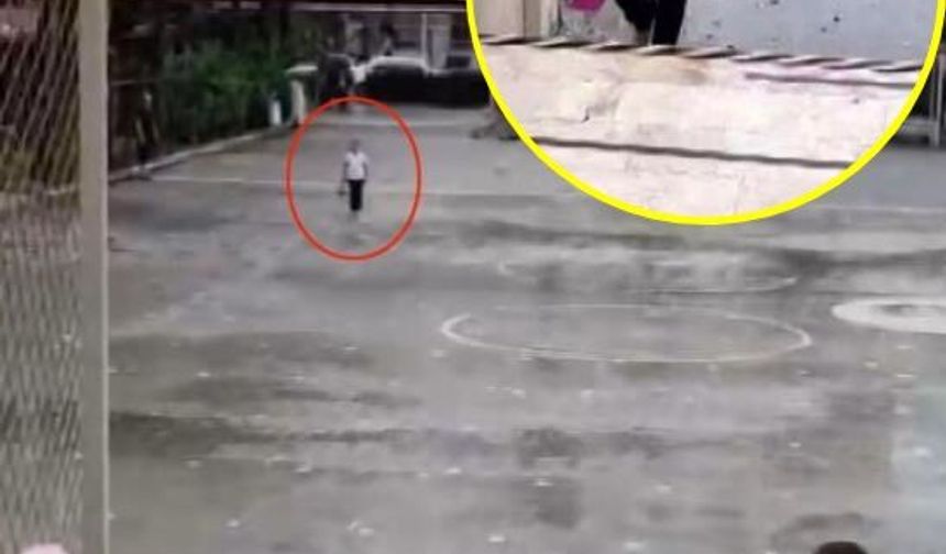 İstiklal Marşı'nı yağmur altında okuyan ilkokul öğrencisi takdir topladı