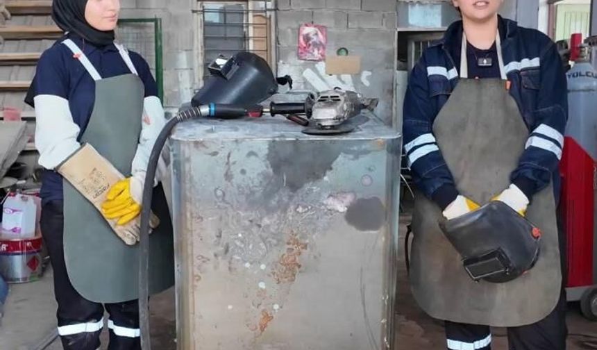 2 genç kadın belediyede kaynakçı oldu