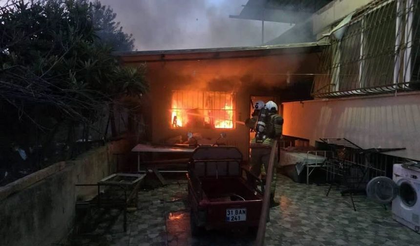 Antakya'da evden alevler yükseldi
