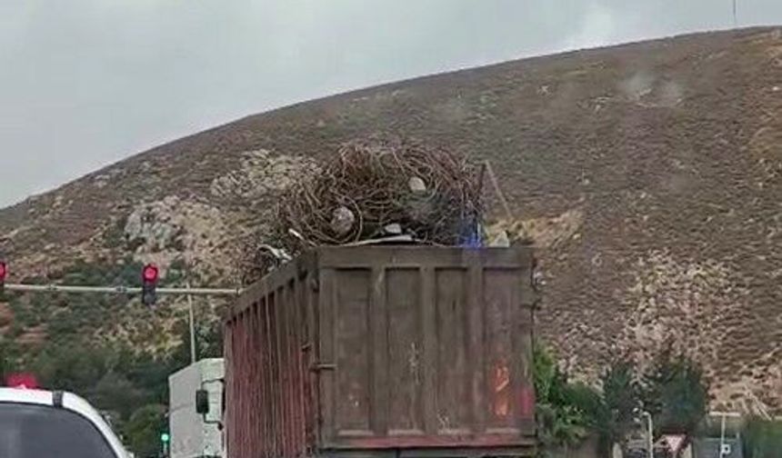 Aşırı demir yüklü tır trafikte yürekleri ağza getirdi