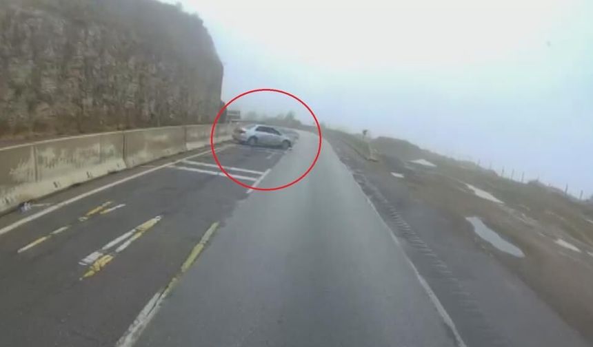 Önünde seyreden otomobil refüje çarptı, tır sürücüsü neye uğradığını şaşırdı
