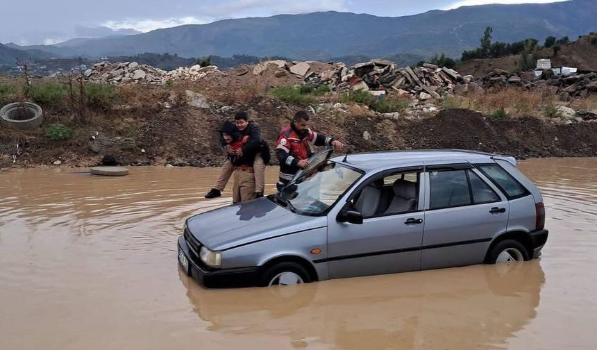 Antakya’da yoğun yağış nedeniyle mahsur kalan çocuk ve yetişkin kurtarıldı