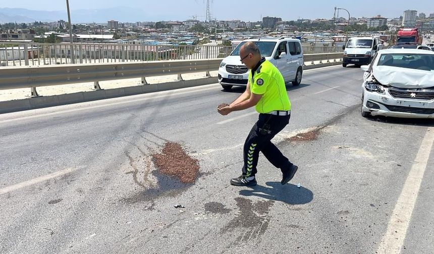 Yağ dökülen yola avuçlarıyla kum taşıyan polis takdir topladı