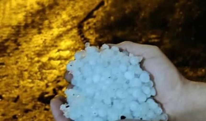 Ceviz büyüklüğünde dolu yağdı, bazı araçlar hasar gördü