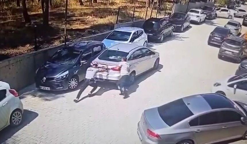 El freni çekilmeyen otomobil yokuş aşağı giderken güvenlik görevlileri durdurdu