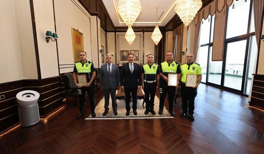 Bakan Çiftçi'nin takdirini toplayan polis memurlarına başarı belgesi verildi