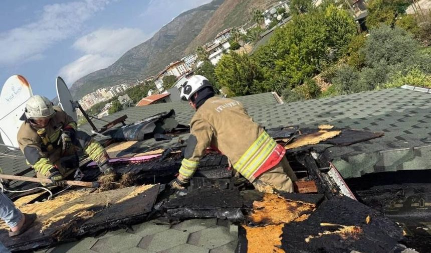 Antakya’da müstakil evin çatısında yangın çıktı