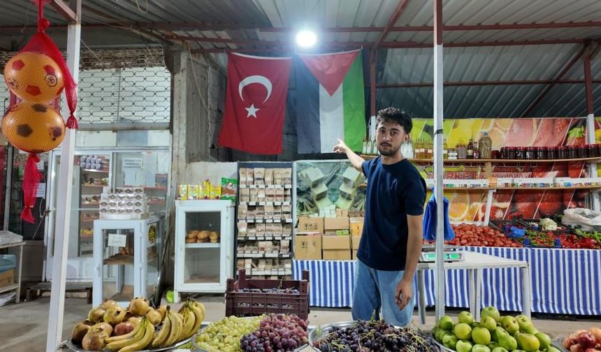 3 yıldır marketine İsrail menşeli ürünleri sokmayan genç esnaf, dolabına boykot mesajı astı