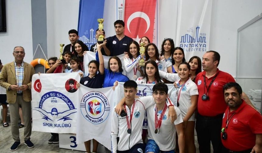 Antakya'da düzenlenen 2. Kamil Köseoğlu yüzme turnuvası düzenlendi