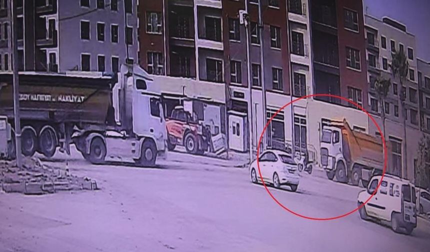 Kamyonun kör noktasına gelen motosiklet sürücüsünün ezilerek can verdi