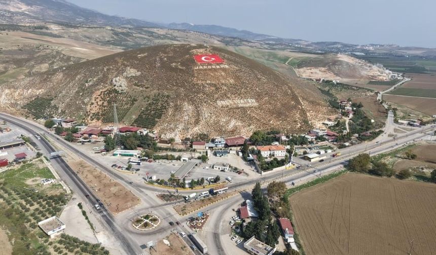 Amanosların zirvesindeki dev al bayrak yenilendi