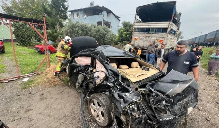 Trenin çarptığı otomobildeki 2 kişi yaralandı